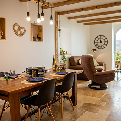 Séjour convivial avec décoration boisée et ambiance chaleureuse en Alsace