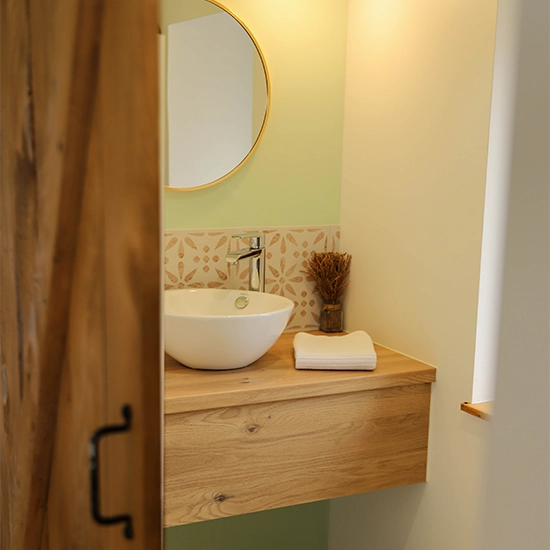 Chambre spacieuse du gîte en Alsace avec lit 160x200 et salle de bain privative