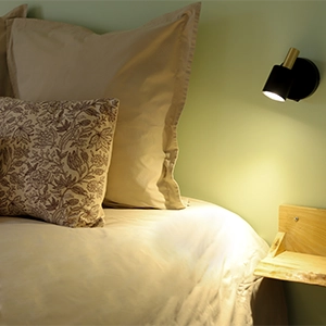 Chambre spacieuse du gîte en Alsace avec lit 160x200 et salle de bain privative