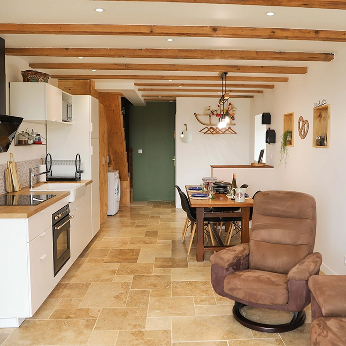 Espace détente du gîte à Orbey avec coin salon et décoration chaleureuse