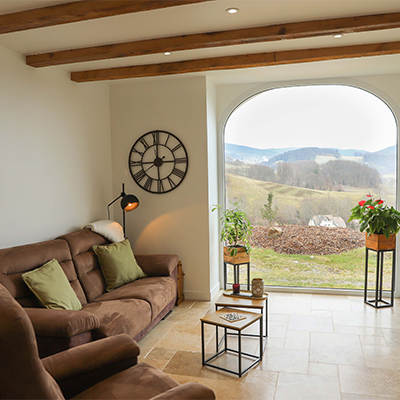 Séjour lumineux du gîte en Alsace avec vue panoramique sur les montagnes