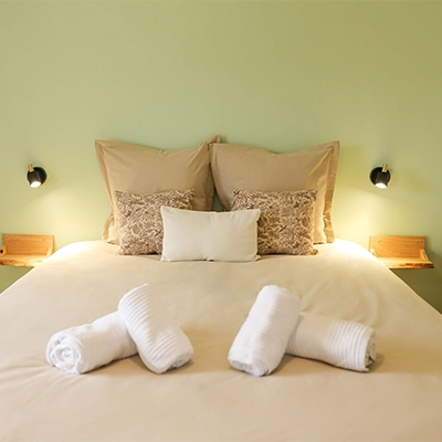 Chambre spacieuse avec lit 160x200 dans un gîte en Alsace, ambiance nature et cosy